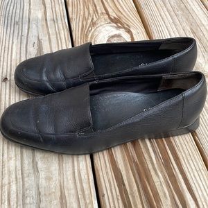 Trotters Black Leather Flats "Deanna" Size 8